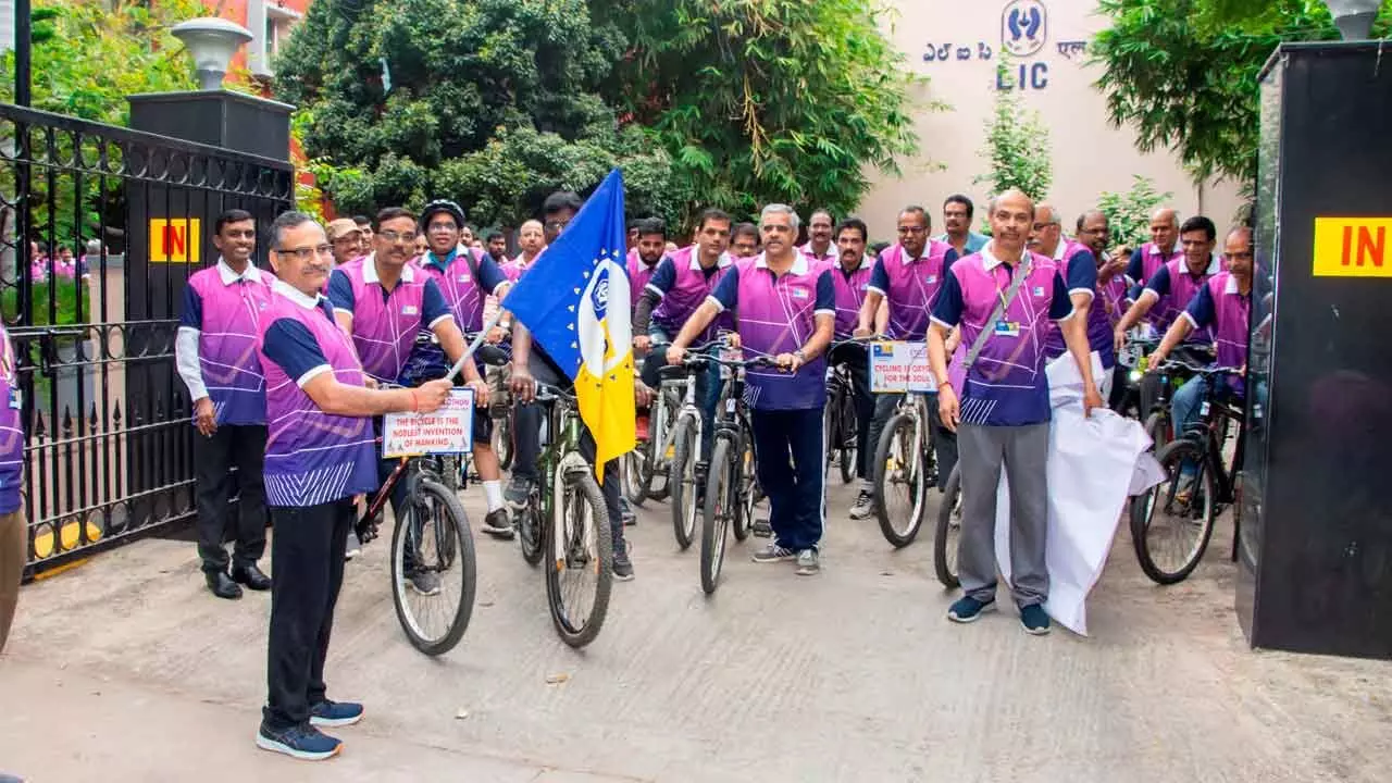 LIC Holds Cycle Rally To Promote Awareness On Environment LIC Holds Cycle Rally To Promote Awareness On Environment