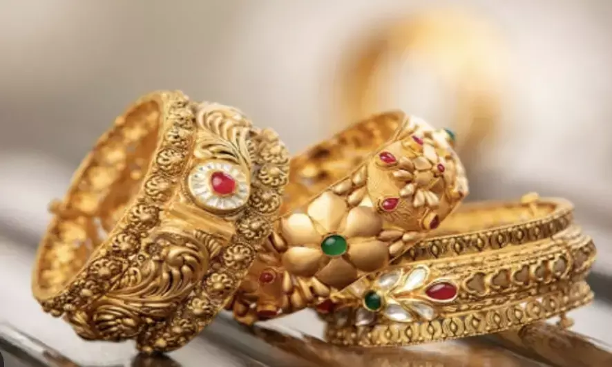 Gold prices trade sideways amid key economic events; 24K gold at Rs 77,930/10 gm