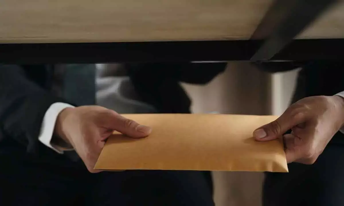 66% Biz Firms Paid Bribes In India In 1 Yr