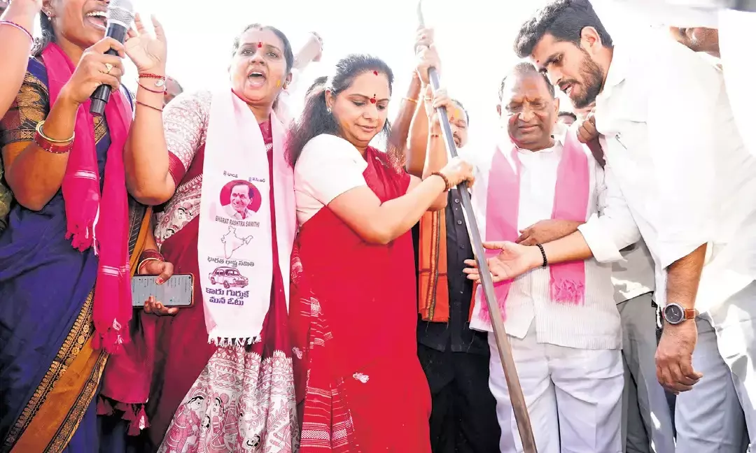 Defying Govt orders, Kavitha installs original Telangana Thalli Statue in Jagtial