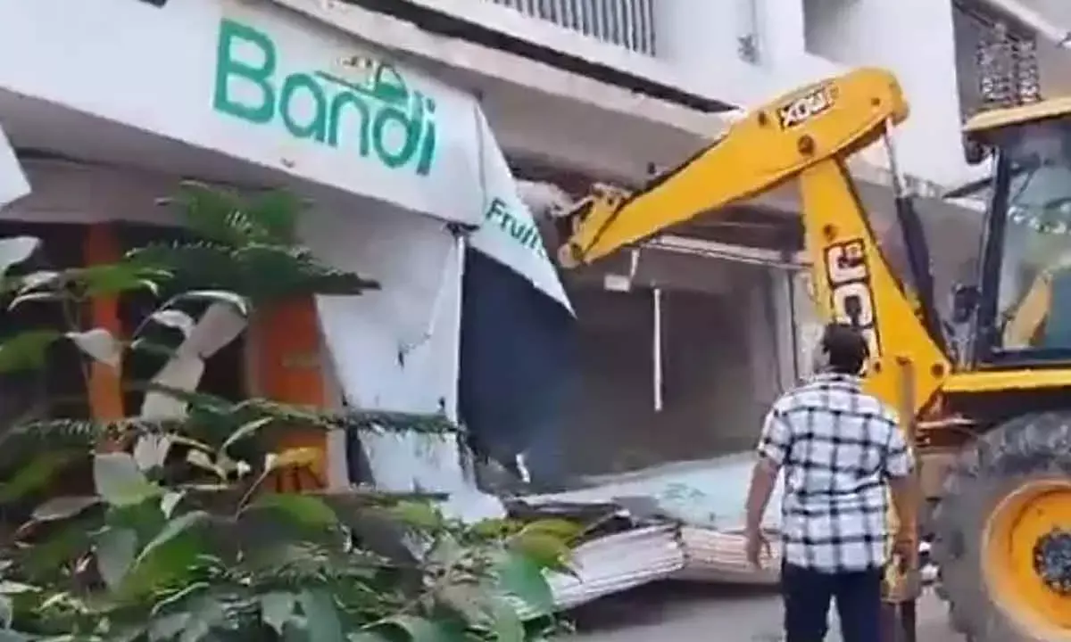 Hydraa Demolishes 2 Shop Shutters