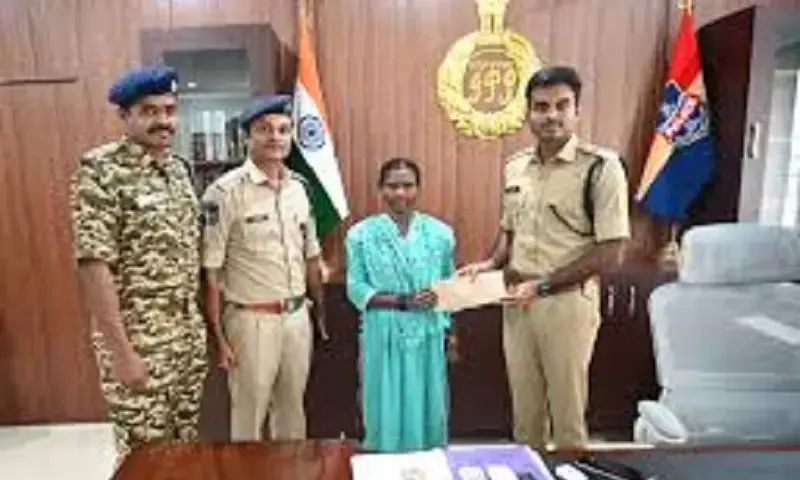 CPI Maoist Member Swarnakka surrenders