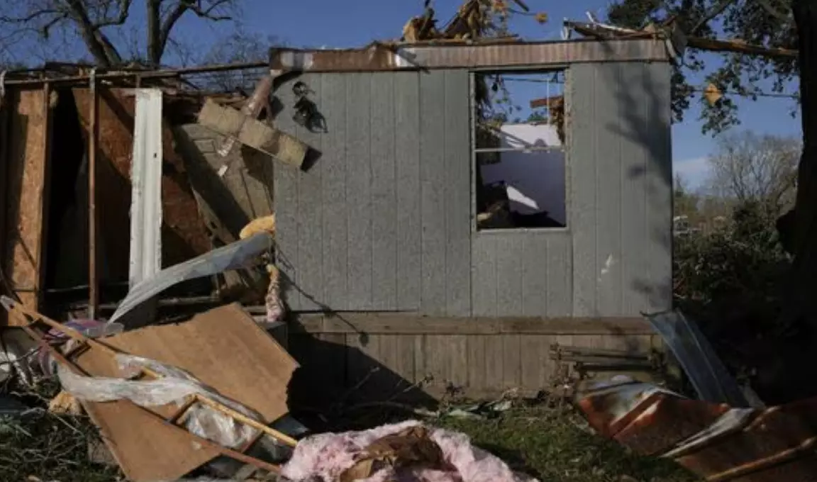 Tornadoes devastate Texas and Mississippi: 2 dead, 6 injured, thousands without power Tornadoes devastate Texas and Mississippi: 2 dead, 6 injured, thousands without power