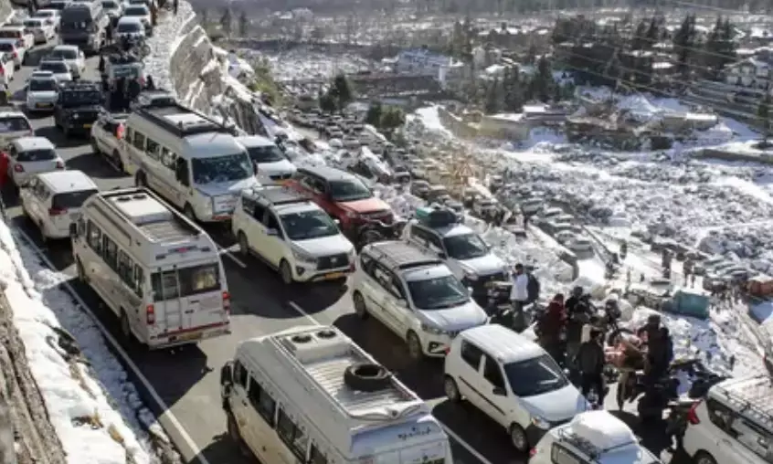 Heavy snowfall disrupts Manali and Solang Valley, leaving many stranded