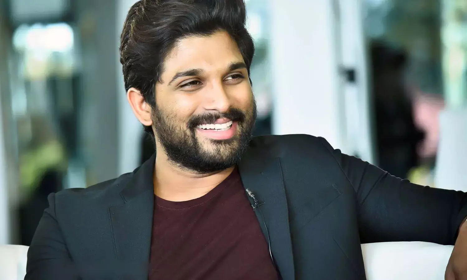 Allu Arjun Visits Hospital to Meet Child Injured in Sandhya Theatre Stampede: Watch