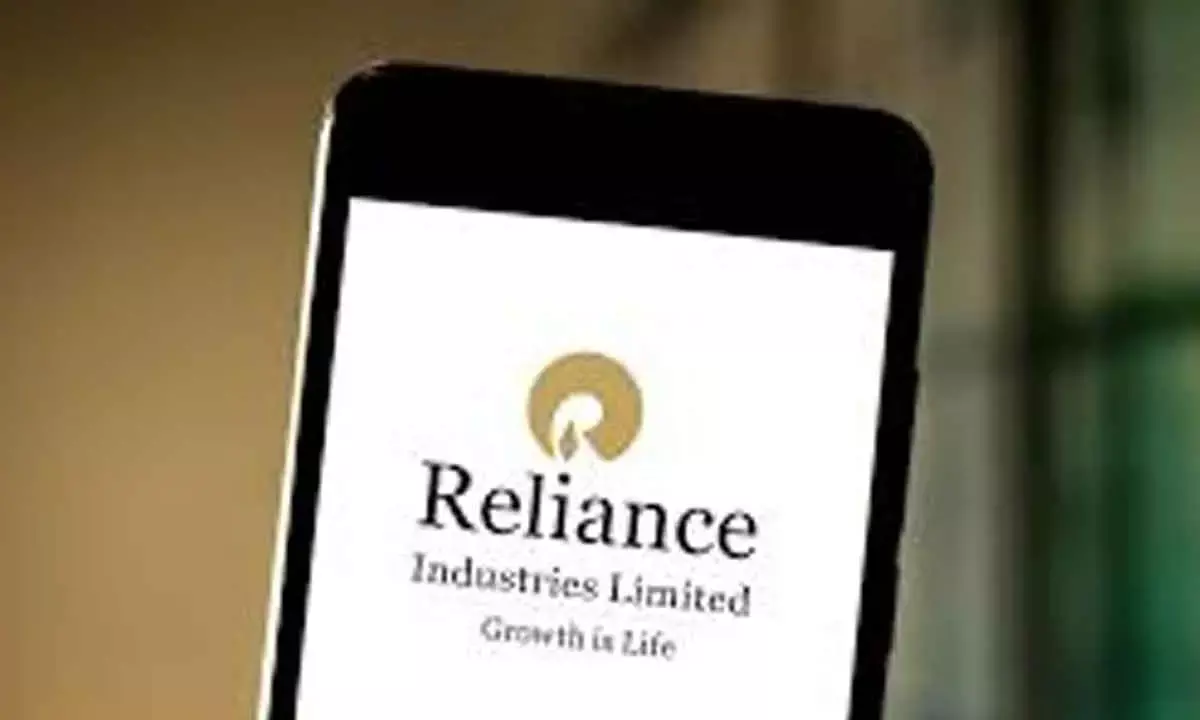 RIL Settles Nearly 3% Higher