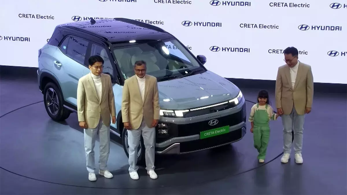 Bharat Mobility Global Auto Expo 2025 Day 2 Live Updates: Automakers drive sustainability with electric launches dominating the event Bharat Mobility Global Auto Expo 2025 Day 2 Live Updates: Automakers drive sustainability with electric launches dominating the event