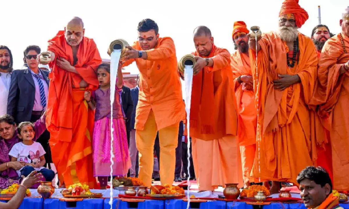 Amit Shah takes dip in Sangam, family performs rituals