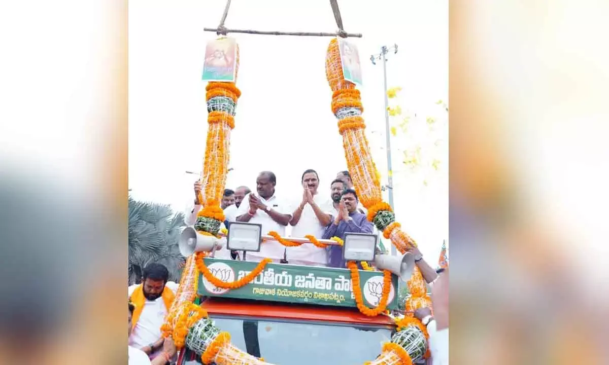 Kumaraswamy, Varma Get Grand Reception