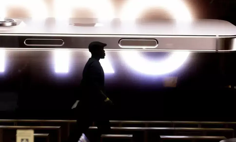 Apples latest iPhone update adds Starlink satellite connectivity