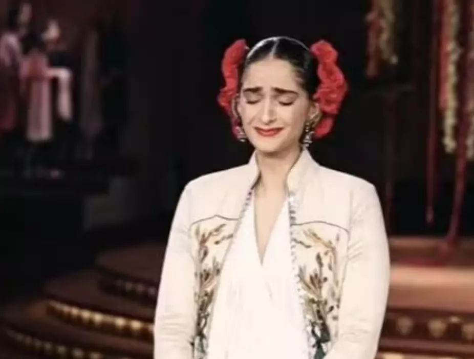 Why did Sonam Kapoor burst Into tears at a fashion show? Why did Sonam Kapoor burst Into tears at a fashion show?