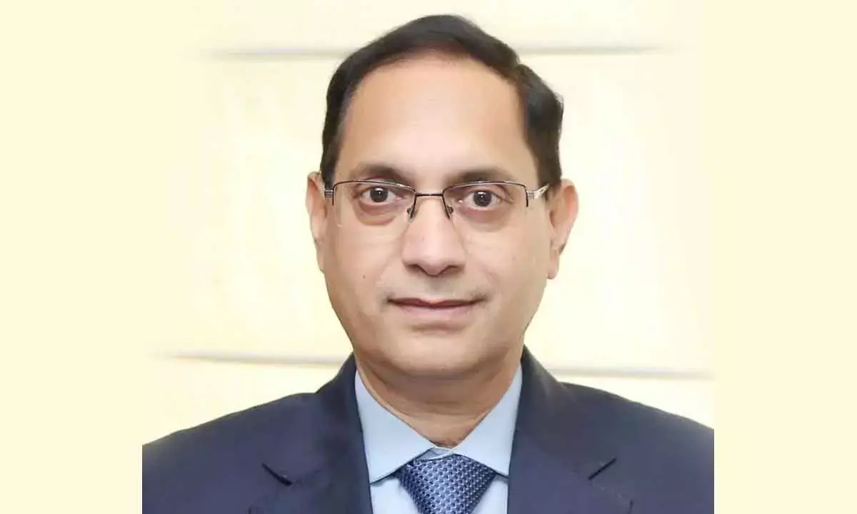 RBI Managing Re Volatility: Fin Secy