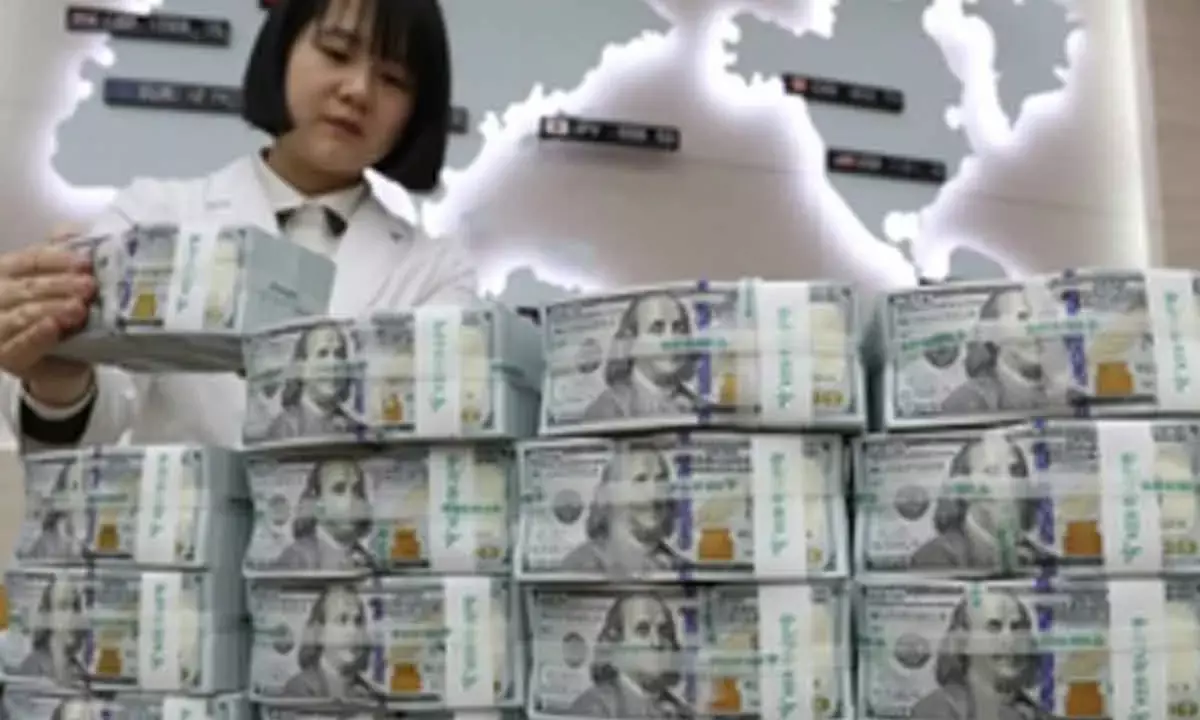 Seoul shares end lower on escalating US-China tariff row