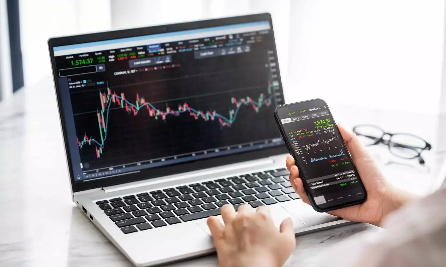 Sensex, Nifty end flat amid volatile trade, smallcap stocks outperform