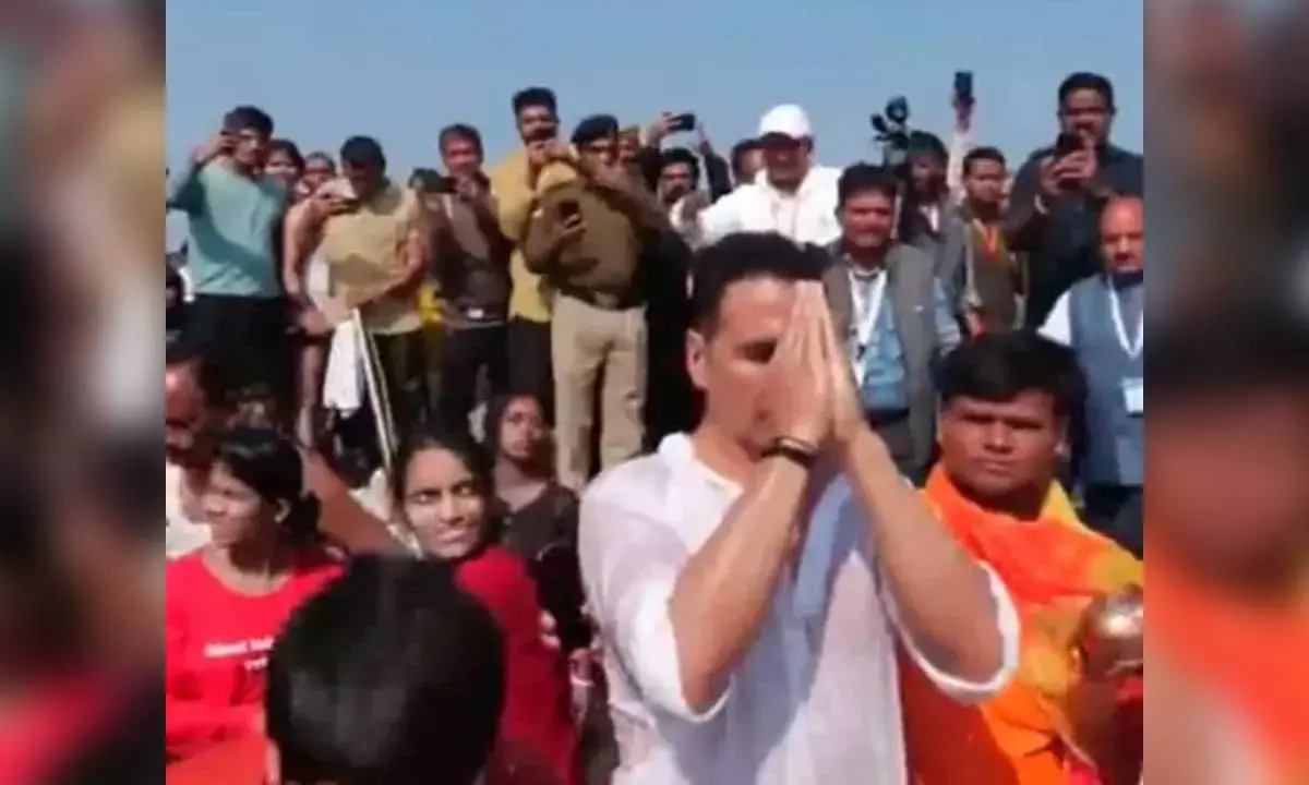 Akshay Kumar takes holy dip at Maha Kumbh