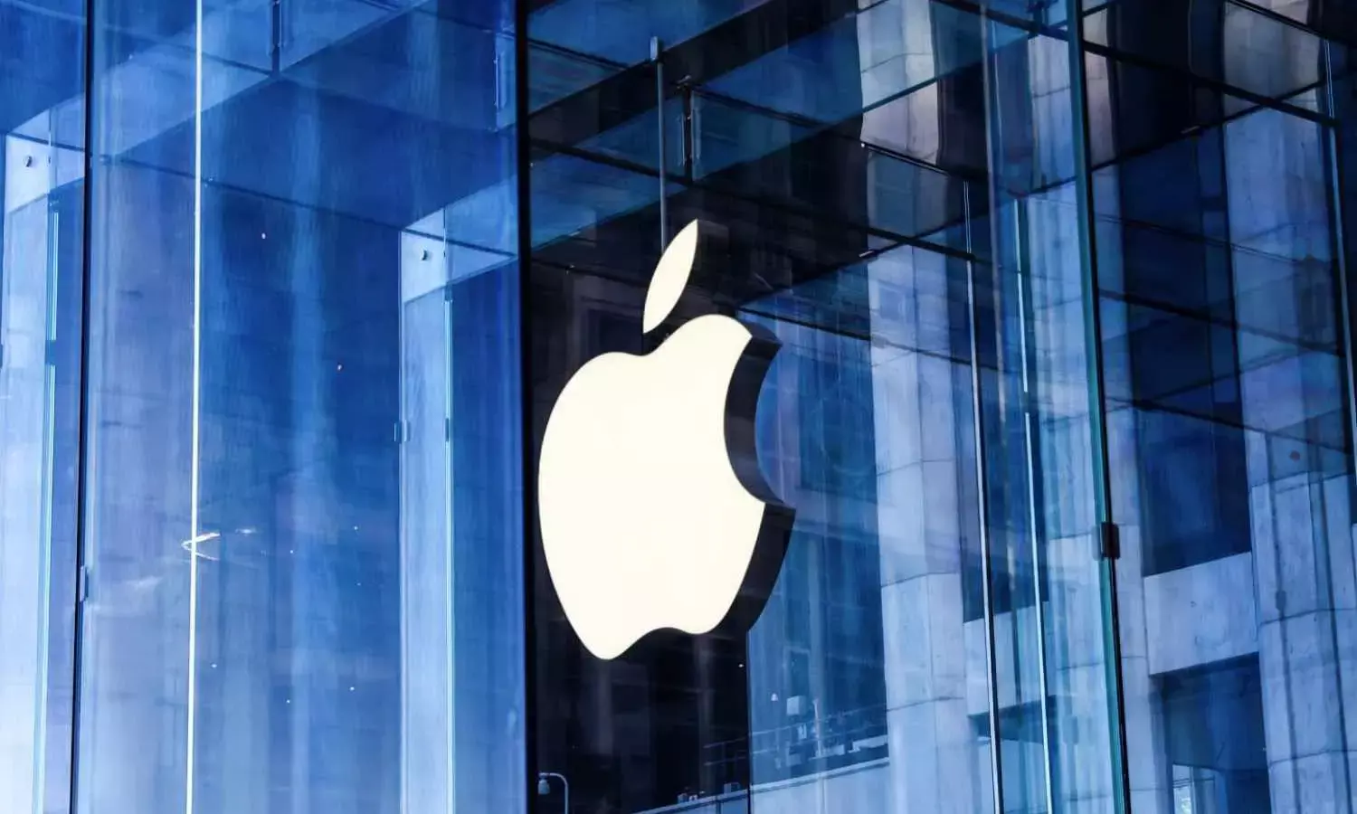 Apple AI Blunder: iPhone Voicemail Transcription Shocks Woman