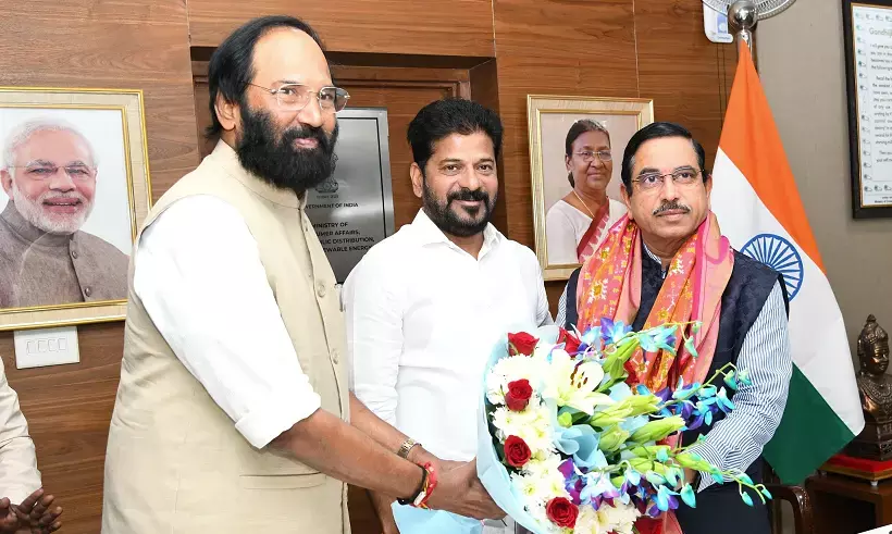 Telangana CM meets Union food minister, seeks release of pending dues