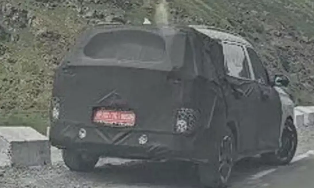 Spy shots of the heavily camouflaged new Kia 7-seater