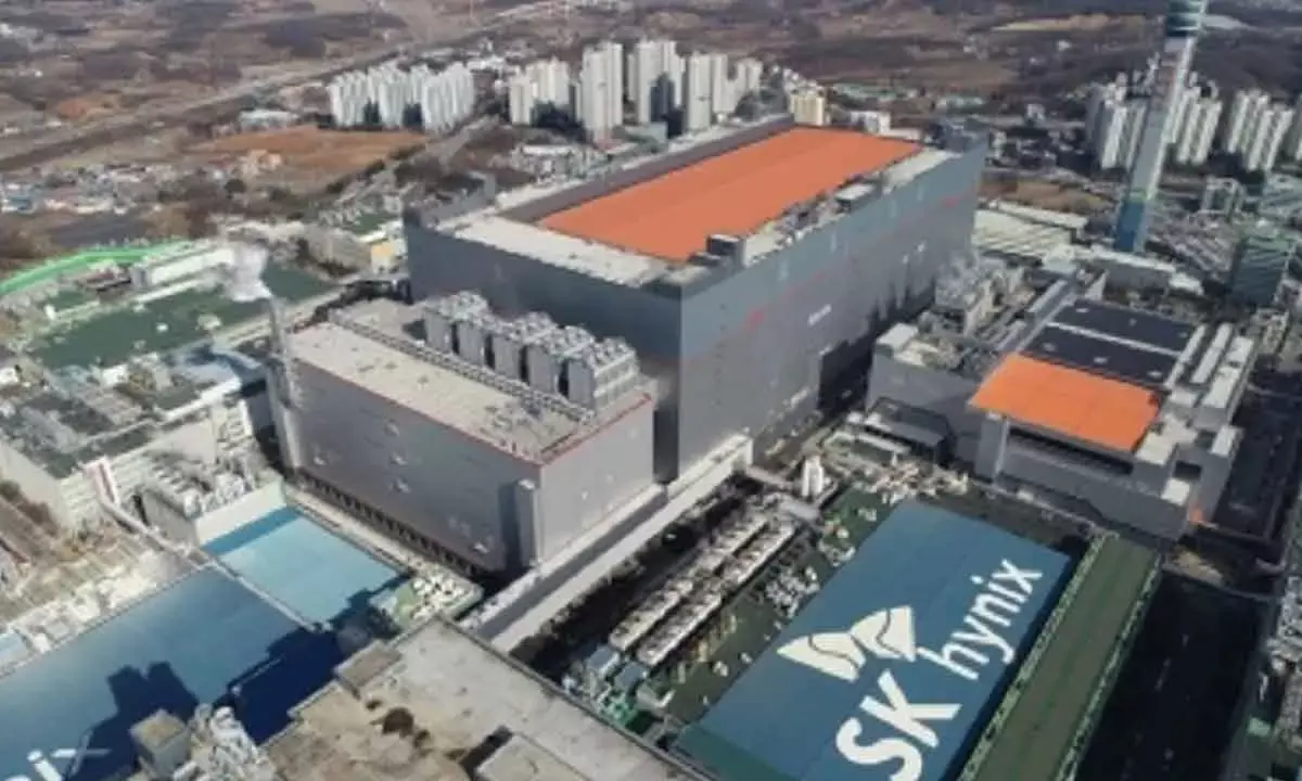 SK Hynix Ships Samples Of Next-Gen HBM4 Chips