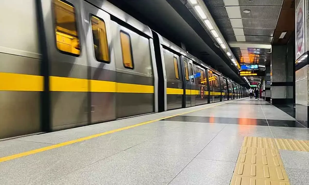 CRPF Woman Saves A Commuter In Delhi Metro