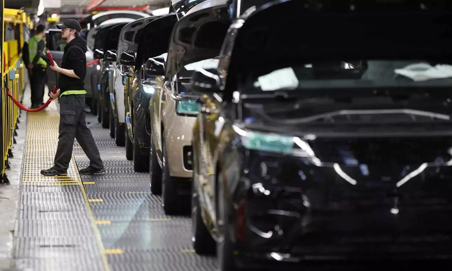 JLR Pauses UK-to-US Vehicle Exports Due to New Tariff Regulations