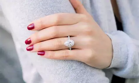 Modern Ways to Flaunt Your Diamond Engagement Ring in Style