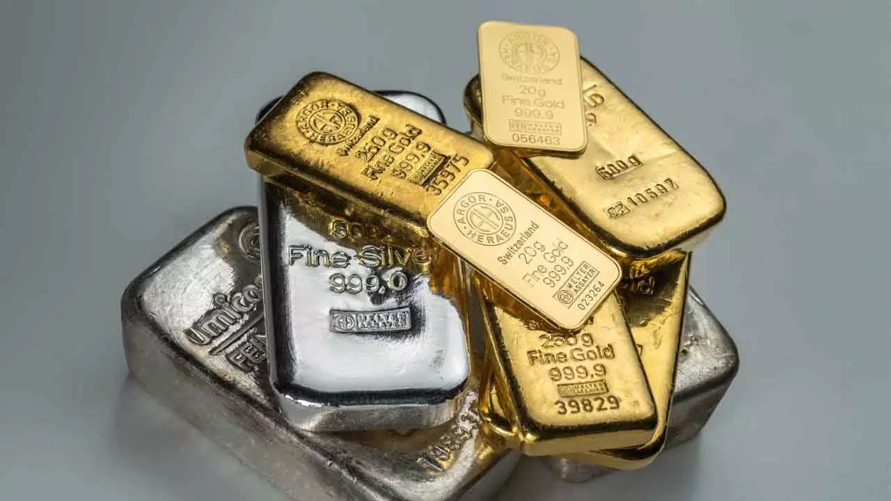 Gold Declines Rs 1,000; Silver Plunges Rs 1,400 Gold Declines Rs 1,000; Silver Plunges Rs 1,400