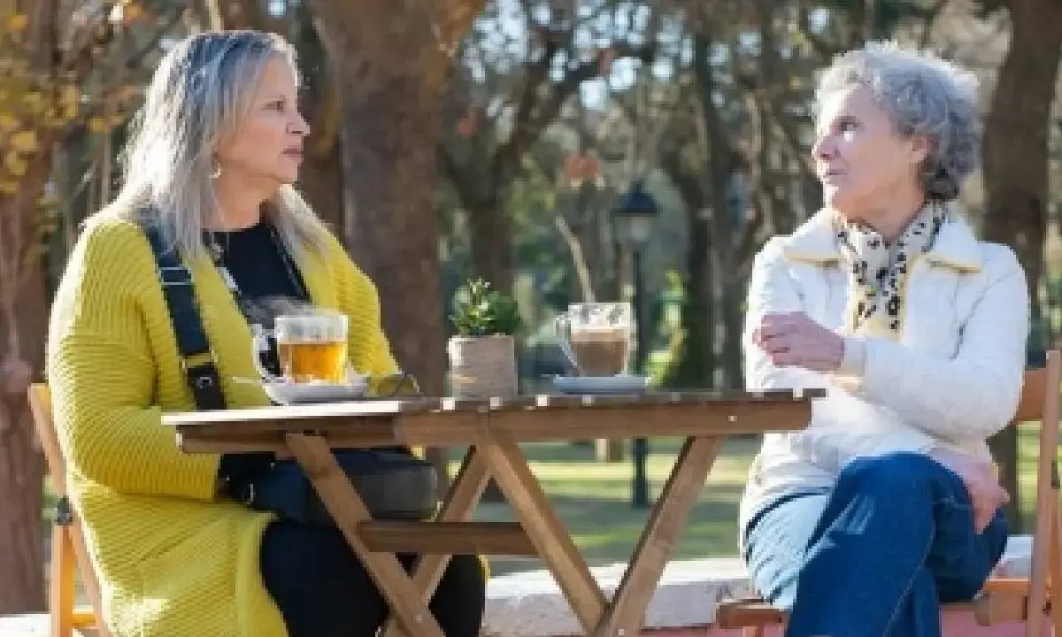 Drink black tea, eat berries, apples to age healthy