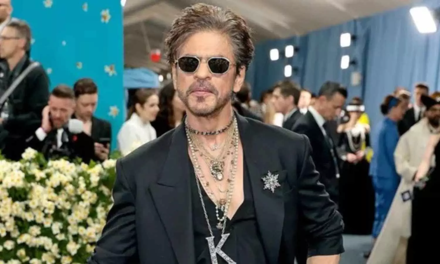 Shah Rukh Khan Asked to Introduce Himself at Met Gala Debut, Prompting Fan Reaction Shah Rukh Khan Asked to Introduce Himself at Met Gala Debut, Prompting Fan Reaction