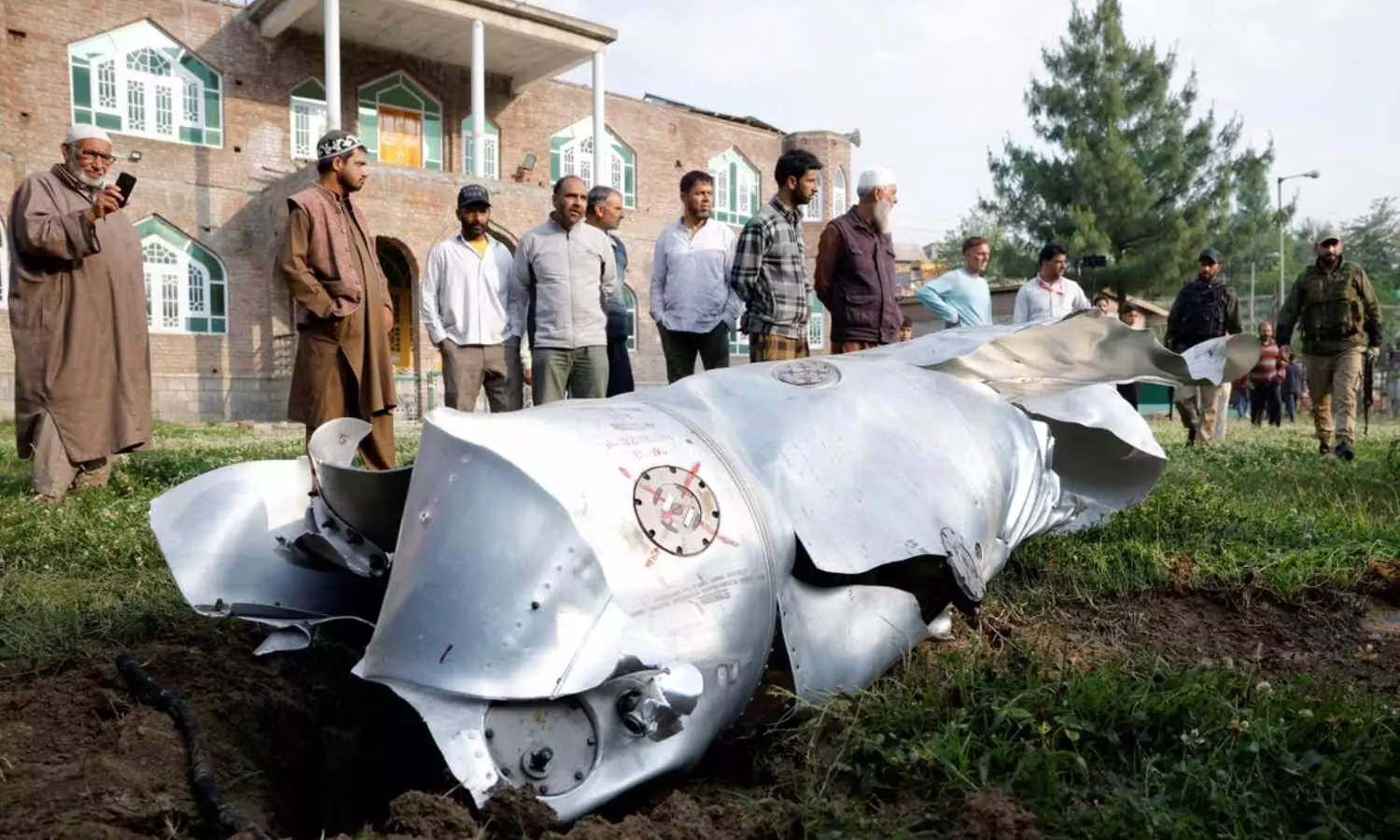 India conducts airstrikes following Kashmir attack; Pakistan claims to have downed five Indian aircraft India conducts airstrikes following Kashmir attack; Pakistan claims to have downed five Indian aircraft