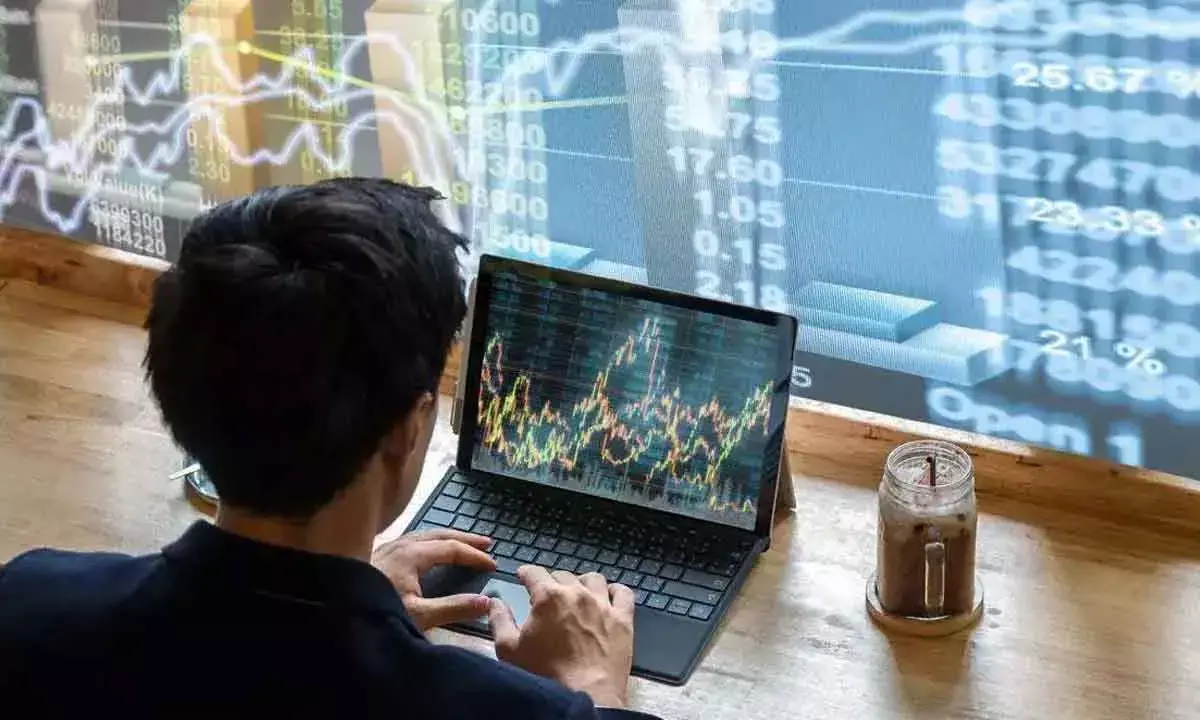 Traders Awaiting Either Side Breakout