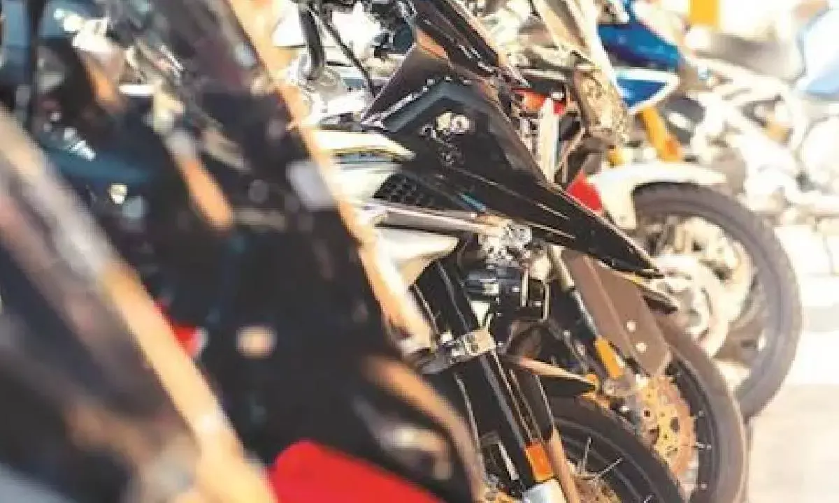 PV dispatches rise 4%; 2-wheelers see 17% dip