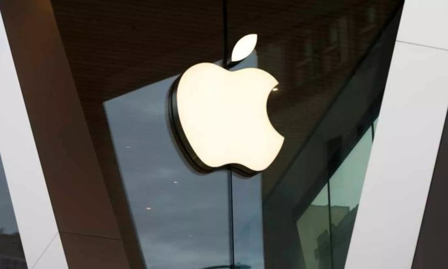 Donald Trump Urges Apple to Stop Building iPhone Factories in India Donald Trump Urges Apple to Stop Building iPhone Factories in India