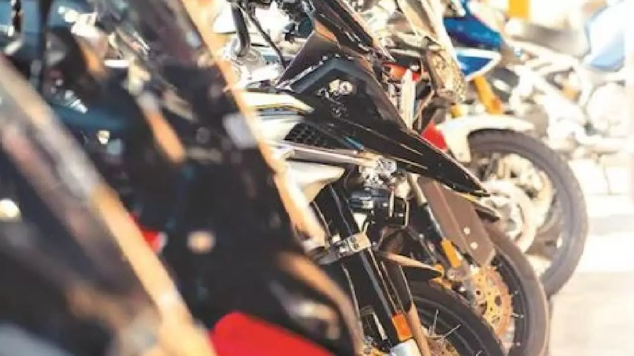 PV dispatches rise 4%; 2-wheelers see 17% dip PV dispatches rise 4%; 2-wheelers see 17% dip