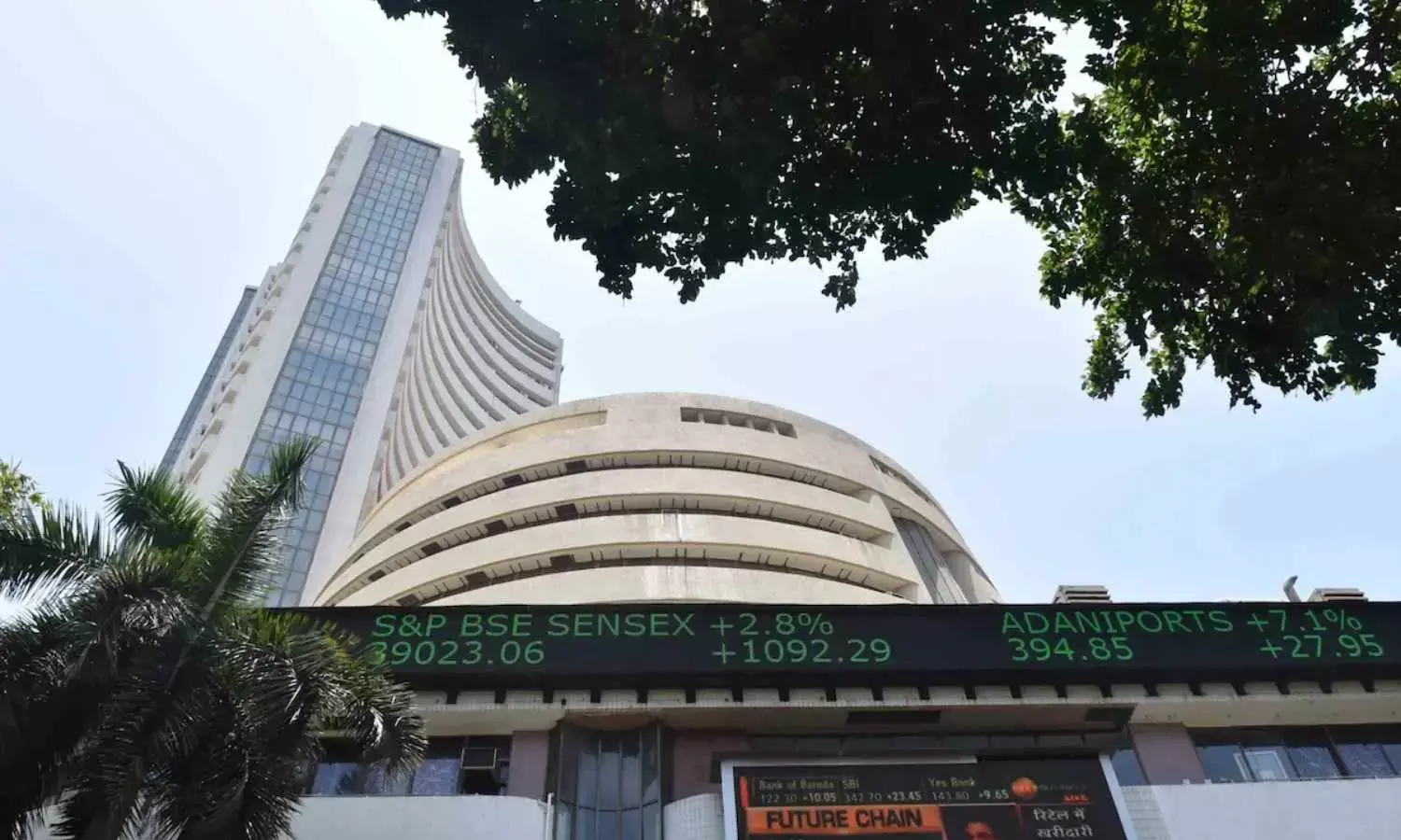 Markets bounce back after early slump, end slightly lower