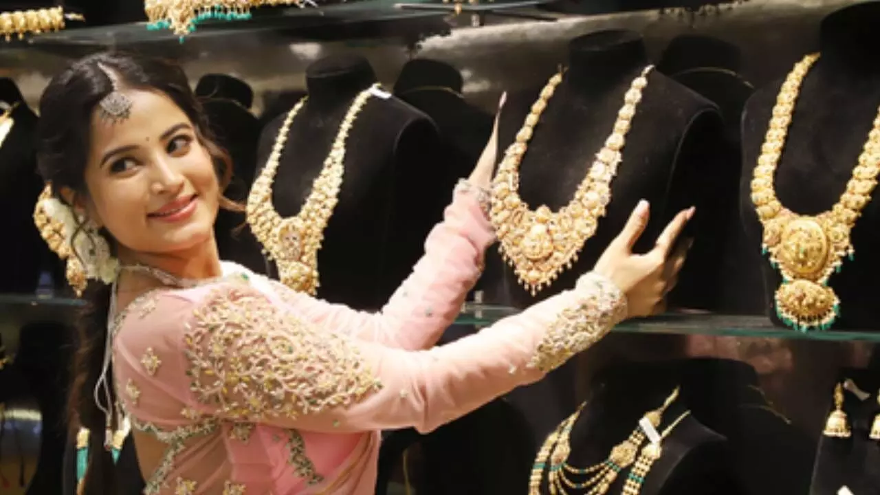 Gold and silver prices continue to rise, yellow metal nears Rs 96,000 per 10 grams Gold and silver prices continue to rise, yellow metal nears Rs 96,000 per 10 grams