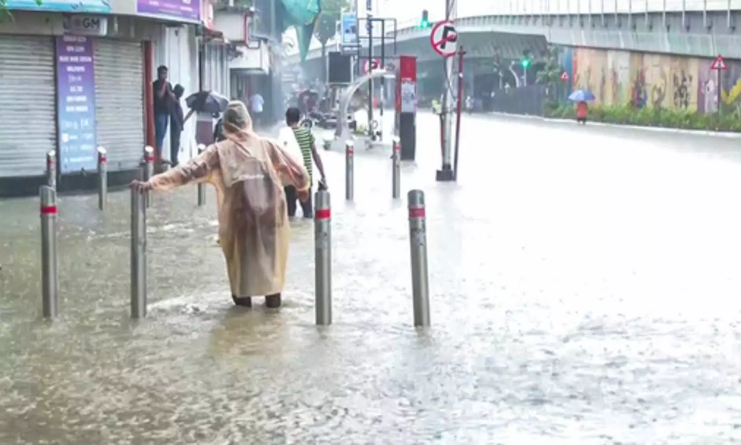 Mumbai Witnesses Record Early Monsoon and Heavy 200 mm Rainfall; IMD Sounds Red Alert Mumbai Witnesses Record Early Monsoon and Heavy 200 mm Rainfall; IMD Sounds Red Alert