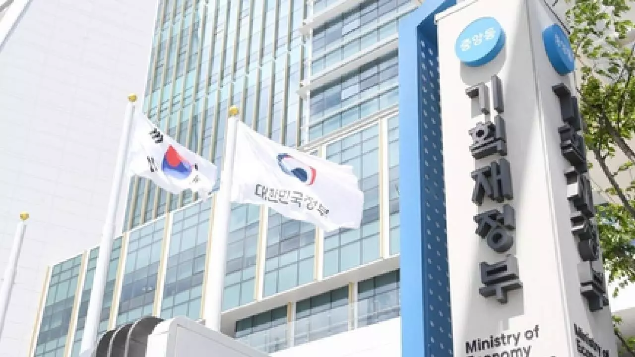 S. Korea to bolster cooperation with World Bank in helping developing nations S. Korea to bolster cooperation with World Bank in helping developing nations