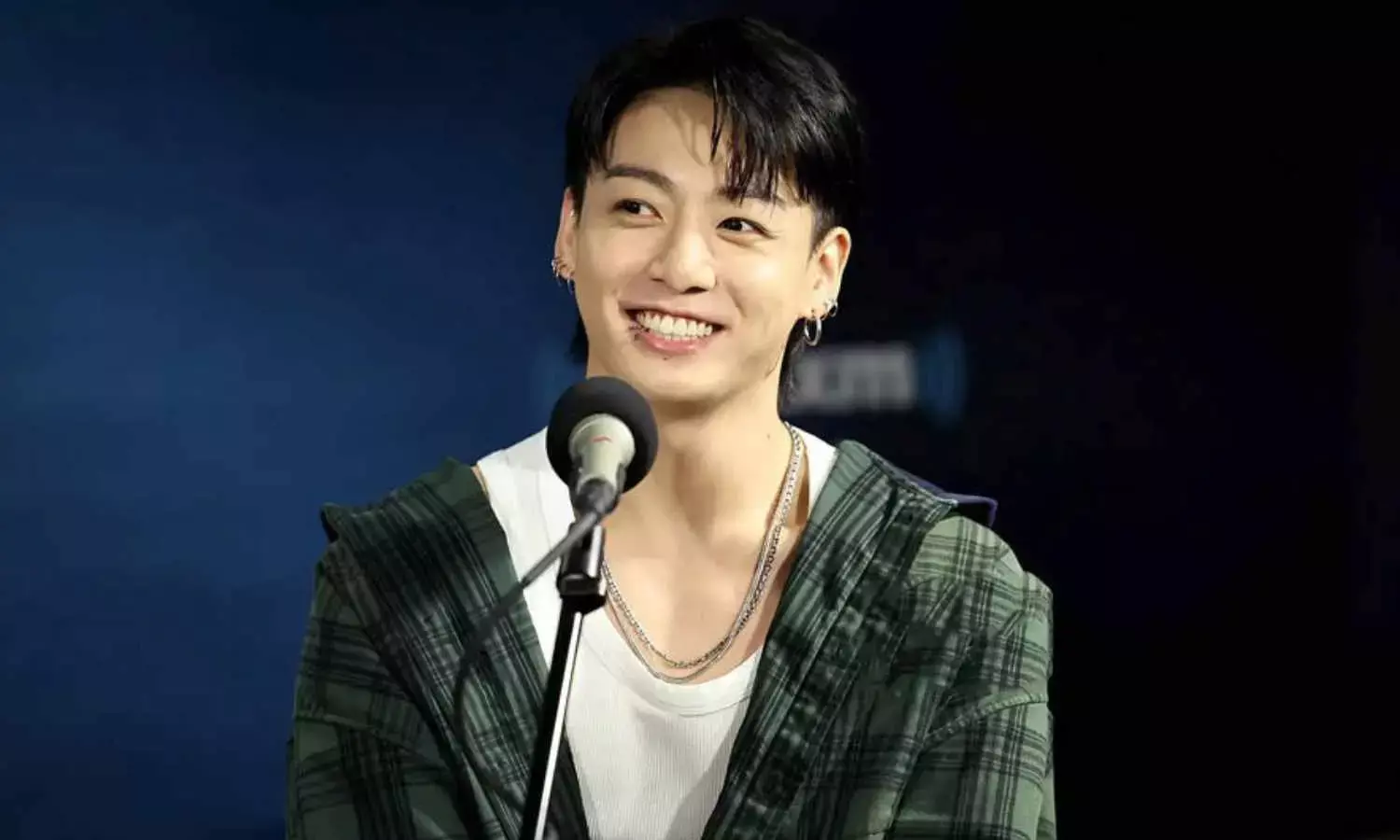 Jungkooks Military Discharge: BTS ARMY Celebrates with 50 Banners Ahead of June 11 Return