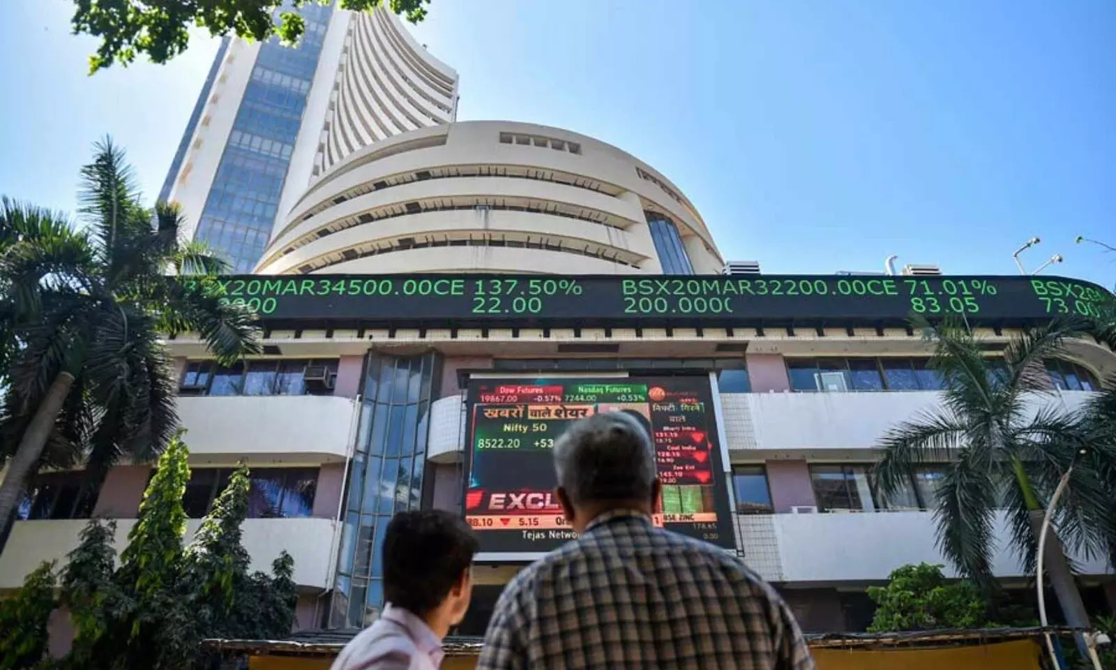 Market Trades Green in Early Trade; Sensex up 500 pts, Nifty Above 24,850 Market Trades Green in Early Trade; Sensex up 500 pts, Nifty Above 24,850