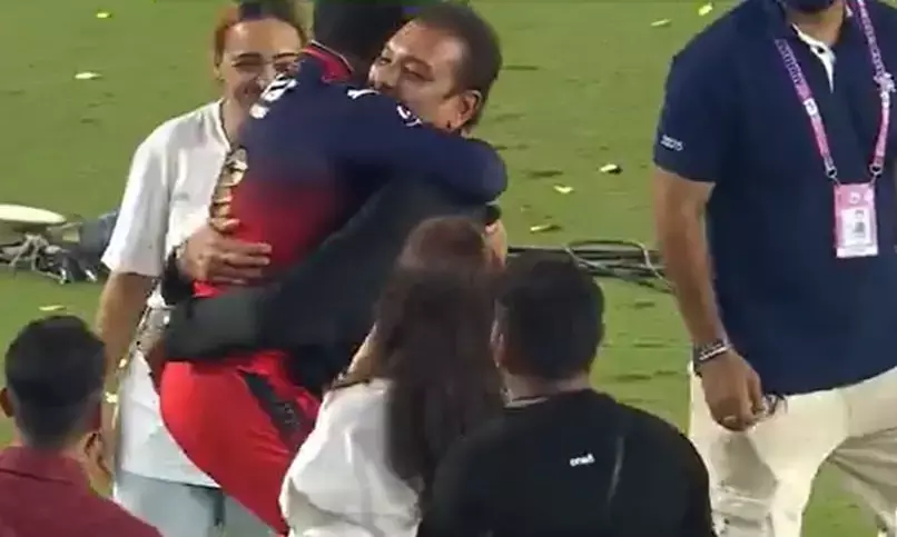 Virat Kohli Leaps Into Ravi Shastri’s Arms as RCB Ends 18-Year IPL Title Drought; Anushka Sharma’s Reaction Steals the Show Virat Kohli Leaps Into Ravi Shastri’s Arms as RCB Ends 18-Year IPL Title Drought; Anushka Sharma’s Reaction Steals the Show