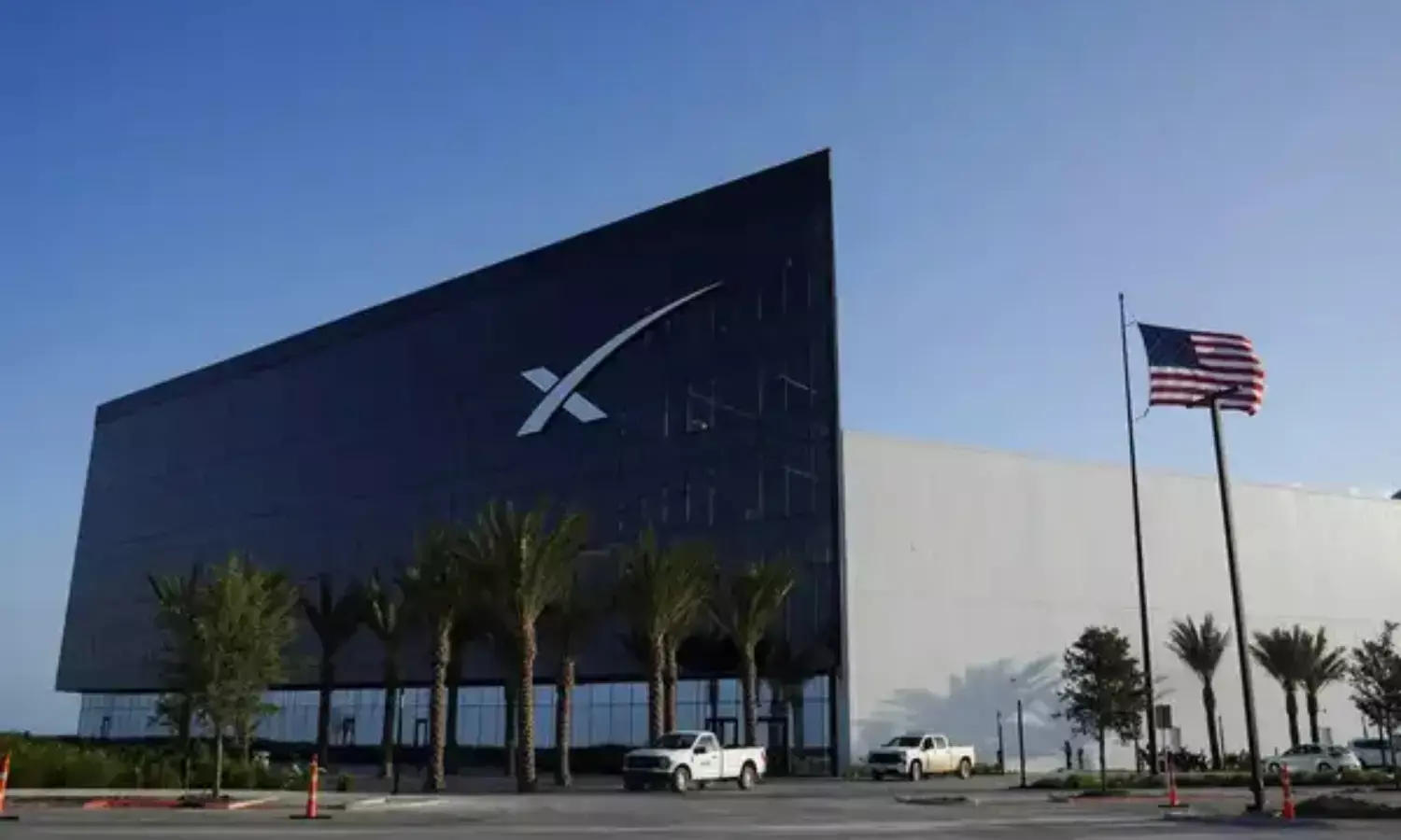 Trump vs musk public feud threatens 22 billion in spacex deals competitors