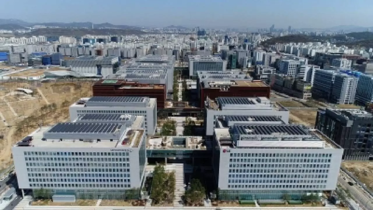 LG chief visits Indonesia battery plant to inspect groups EV transition efforts LG chief visits Indonesia battery plant to inspect groups EV transition efforts