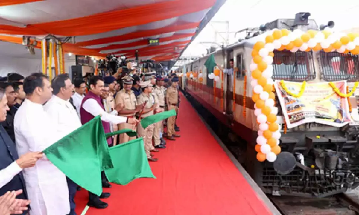 CM Fadnavis flags Bharat Gaurav train