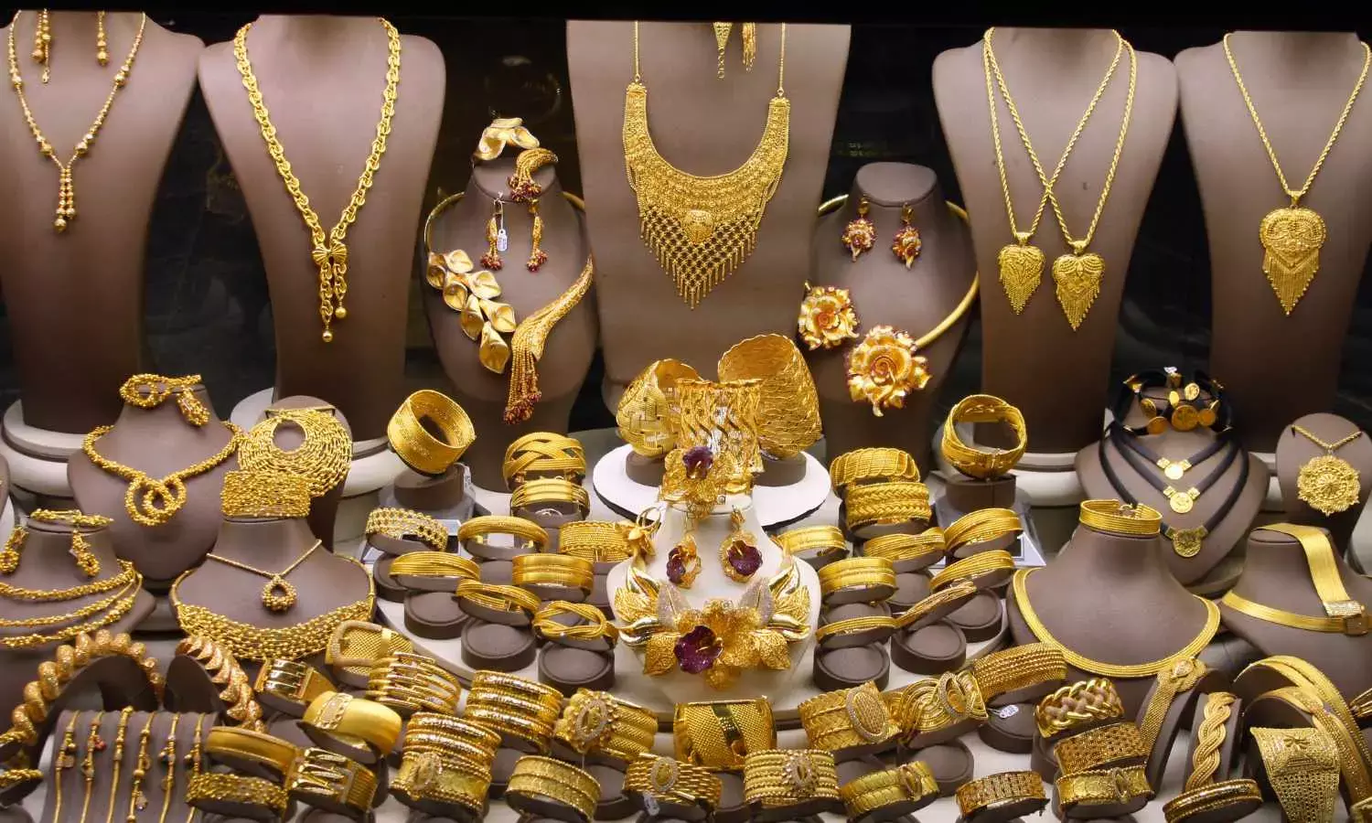 Gold Soars Amid Uncertainty Over US-China Trade Deal