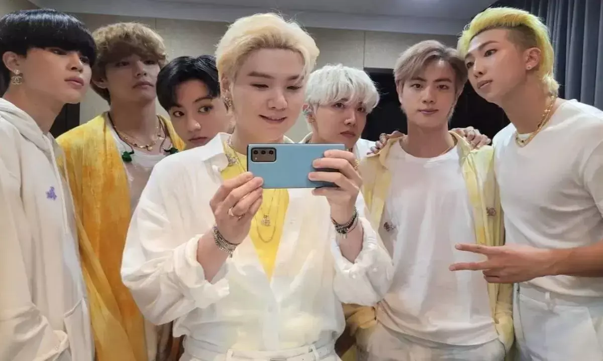 BTS Reunion: Jungkook Joins J-Hope at HOPE ON THE STAGE Goyang Encore Concert; RM, Jin, SUGA, Jimin, and V Cheer from the Audience BTS Reunion: Jungkook Joins J-Hope at HOPE ON THE STAGE Goyang Encore Concert; RM, Jin, SUGA, Jimin, and V Cheer from the Audience