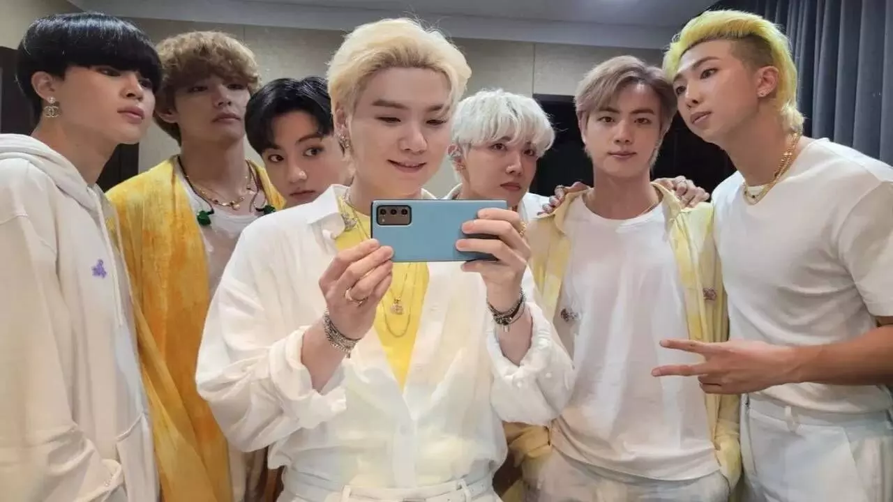 BTS Reunion: Jungkook Joins J-Hope at HOPE ON THE STAGE Goyang Encore Concert; RM, Jin, SUGA, Jimin, and V Cheer from the Audience BTS Reunion: Jungkook Joins J-Hope at HOPE ON THE STAGE Goyang Encore Concert; RM, Jin, SUGA, Jimin, and V Cheer from the Audience
