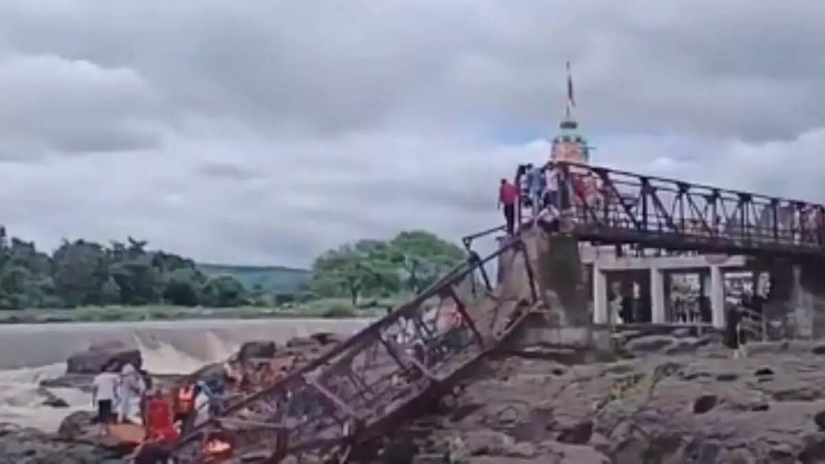 Bridge Collapses in Pimpri Chinchwad: Several Feared Dead, Rescue Operations Underway Bridge Collapses in Pimpri Chinchwad: Several Feared Dead, Rescue Operations Underway