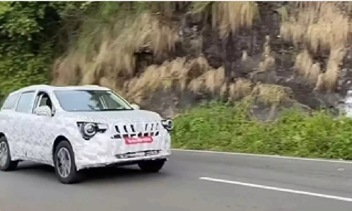 New Mahindra XUV700 Facelift Spotted Testing: Redesigned Front Fascia and New Headlights Revealed New Mahindra XUV700 Facelift Spotted Testing: Redesigned Front Fascia and New Headlights Revealed