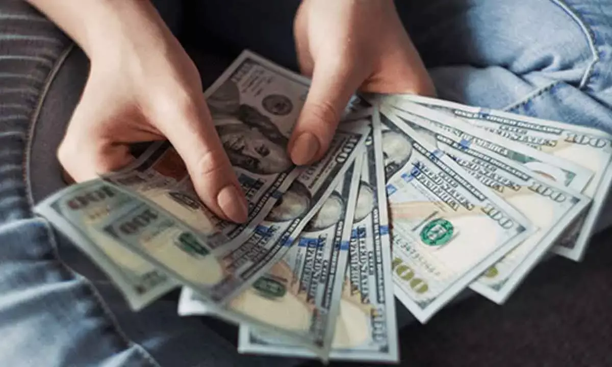 Dollar Dips as Fragile Middle East Truce Sparks Risk-On Sentiment